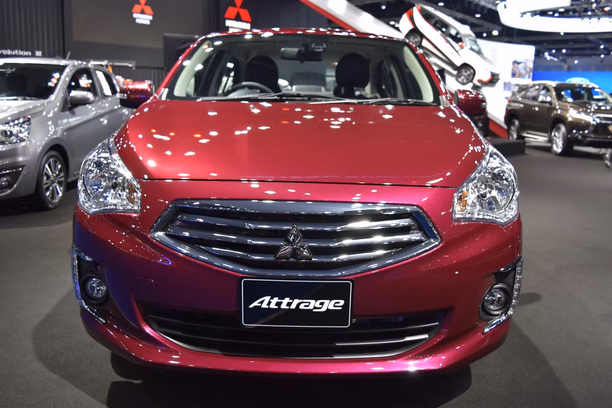 Nhìn tổng thể của mẫu xe Mitsubishi Attrage 2017 nổi bật với phần đầu là bộ lưới tản nhiệt với các khe hút gió lớn, các thanh ngang mạ crôm sáng, cụm đèn pha to bản tích hợp đèn xi-nhan. 