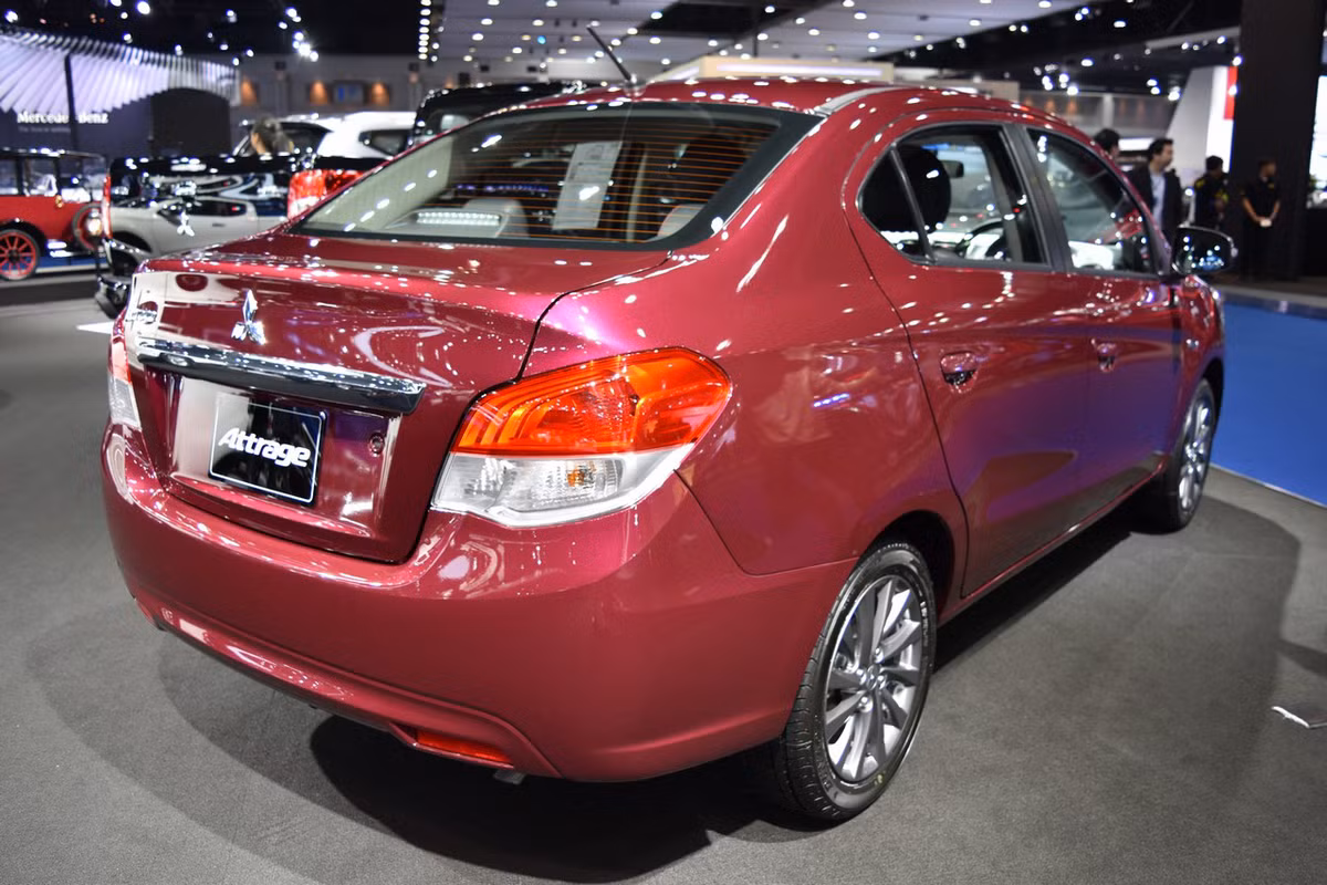 Mitsubishi Attrange mới sở hữu khối động cơ xăng MIVEC 3 xi-lanh, dung tích 1.2 lít, công suất 78 mã lực tại 6.000 vòng/phút và mô-men xoắn cực đại 100 Nm tại 4.000 vòng/phút. Riêng phiên bản GLX sẽ có 2 lựa chọn hộp số sàn 5 cấp hoặc hộp số CVT, trong khi đó, các phiên bản khác chỉ được trang bị hộp số CVT tiêu chuẩn.