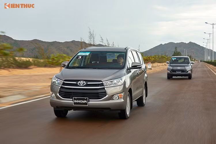 Tiếp đến là mẫu xe đa dụng được ưu chuộng nhất thị trường, Innova có mức giảm giá từ 30-50 triệu đồng, bán ra từ 763-945 triệu đồng trong tháng 9 này.