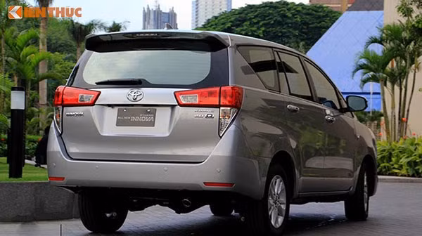 Innova được ưa chuộng không chỉ bởi sự thoải mái và sang trọng hơn ở nội thất mà còn được hoàn thiện cao và đẹp hơn từ bên ngoài. Bên cạnh đó, động cơ cũng được hoàn thiện đáng kể. Mức giá của Innova 2016 bản 2.0E là 793 triệu đồng, 2.0G là 859 triệu đồng và 2.0V là 995 triệu đồng.
