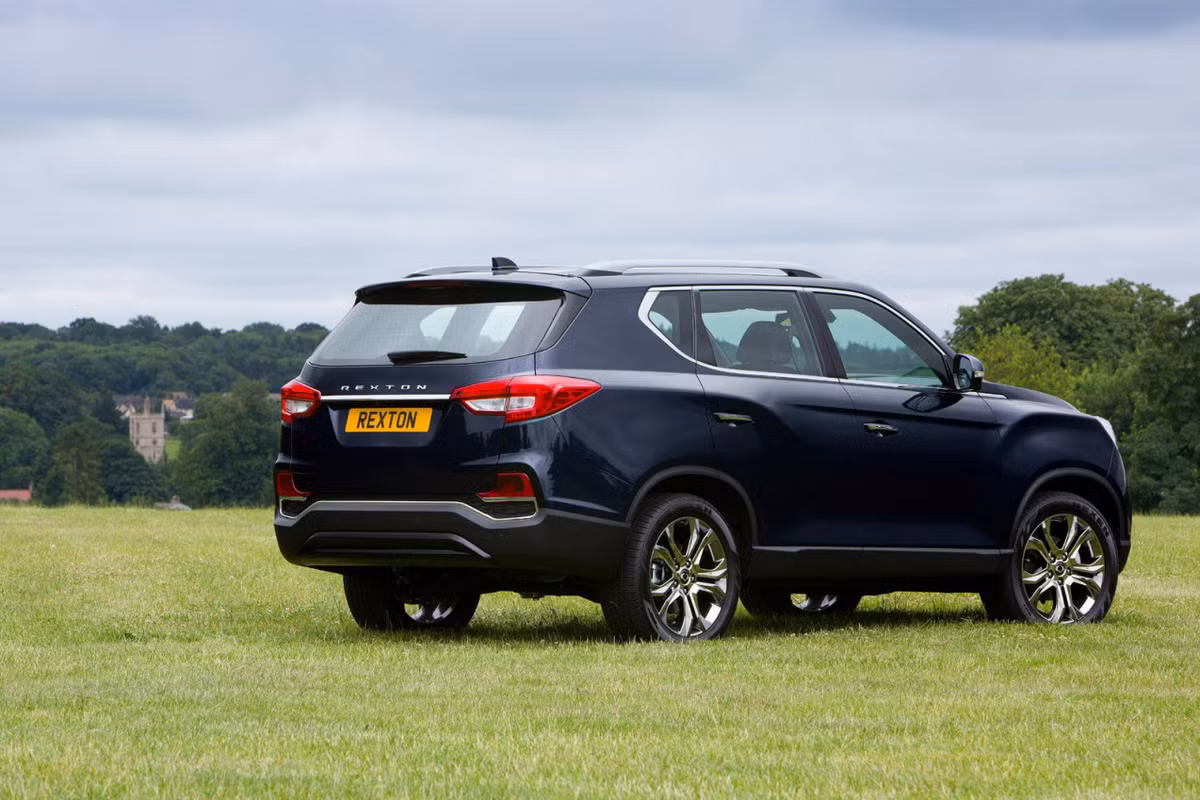 SsangYong Rexton 2018 sở hữu bộ mâm hợp kim tùy chọn kích thước 17 inch, 18 inch và 20 inch cho từng phiên bản.