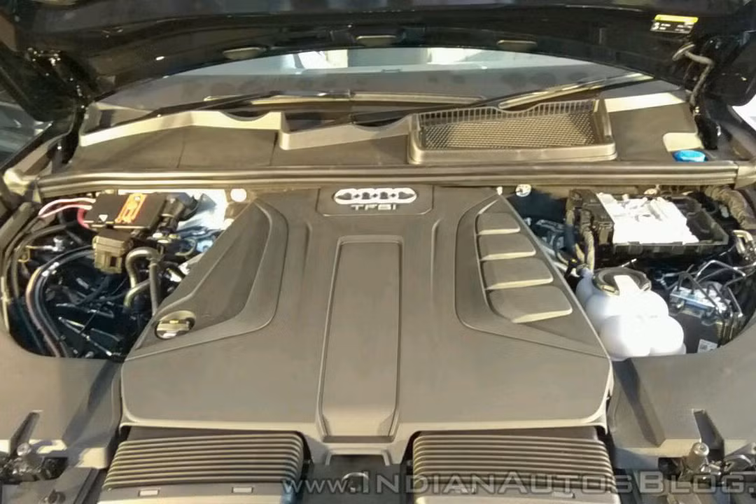 Theo đó, phiên bản Audi Q7 bản máy xăng hiện sử dụng loại động cơ xăng tăng áp 4 xi-lanh, dung tích 1.984 phân khối. Động cơ này sản sinh công suất cực đại 185 kW tại 5.000-6.000 vòng/ phút và mô-men đỉnh là 370 Nm ở 1.600-4.500 vòng/ phút, đi kèm là hộp số tự động 8 cấp.