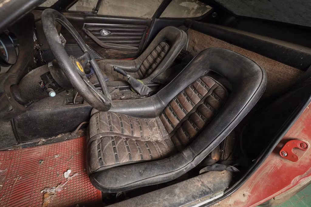 Ferrari Daytona sở hữu nội thất cao cấp ngay cả khi so với những mãu xe tiêu chuẩn ngày nay. Toàn bộ cabin của chiếc xe đã được bọc trong da và nhung thượng hạng và mặc dù không có những hệ thống giải trí hiện đại, tuy nhiên chiếc xe vẫn được trang bị một đầu radio.