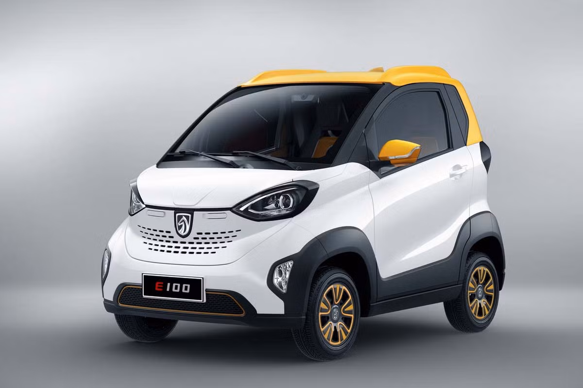 Lâu nay, một số nhà sản xuất ôtô Trung Quốc thường được biết tới với biệt tài là các sản phẩm bắt chước các kiểu dáng của các mẫu xe nổi tiếng trên thế giới. Và Baojun E100 không phải là ngoại lệ. Chỉ nhìn thoáng qua ở diện mạo bên ngoài, có thể thấy mẫu xe điện cỡ nhỏ này được lấy cảm hứng từ chiếc Smart ForTwo Electric Drive.