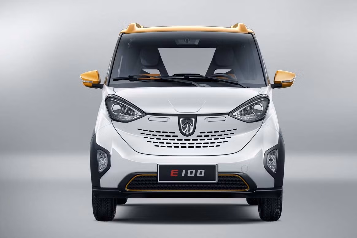 Nhìn từ trực diện, phần đầu của Baojun E100 nổi bật với cụm đèn pha lớn thiết kế nằm sát với kính chắn gió trước, bóng đèn dạng thấu kính gương cầu lồi, trong khi đèn báo rẽ lại được tích hợp ở trên cản trước. Bộ lưới tản nhiệt với các khe hút gió dạng lỗ tạo hình khá bắt mắt.