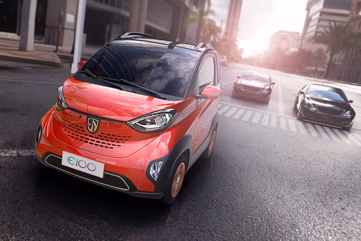 Baojun E100 được trang bị một động cơ điện duy nhất, cho công suất tối đa 39 mã lực. Động cơ này giúp E100 có thể đạt tốc độ tối đa khoảng 100 km/h. Theo một số nguồn tin cho biết, dung lượng pin sạc đầy trong vòng 7,5 giờ và giúp xe di chuyển quãng đường 155 km mới phải sạc.