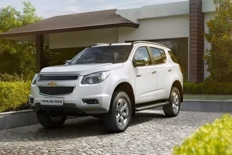 Điểm nổi bật của Chevrolet Trailblazer là sở hữu thiết kế mạnh mẽ, sang trọng, đi kèm là hàng loạt trang bị công nghệ hiện đại như nút bấm khởi động, đèn pha tự động, camera lùi, hệ thống giải trí MyLink2 và khả năng kết nối với smartphone thông qua Apple CarPlay hay Android Auto.