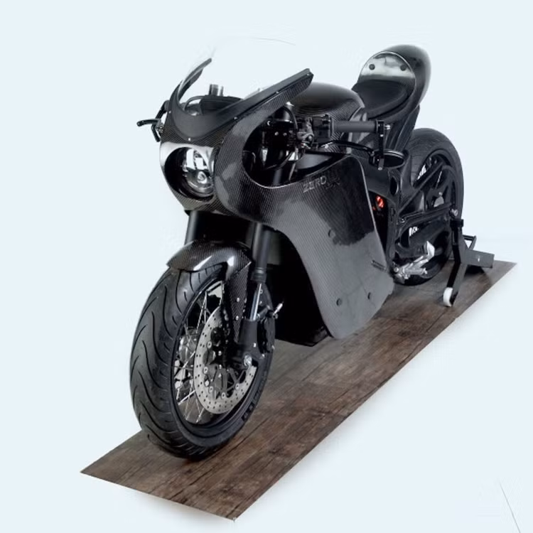 Chiếc môtô Zero SR độ được loại bỏ hầu hết các chi tiết nguyên bản về bên ngoài để thay thế bởi các chi tiết tương tự làm bằng sợi carbon. Bộ vành đúc nguyên bản cũng được thay bằng bộ vành căm niềng nhôm do xưởng độ này tự gia công từ nhôm billet 7075-T7 siêu cứng. 