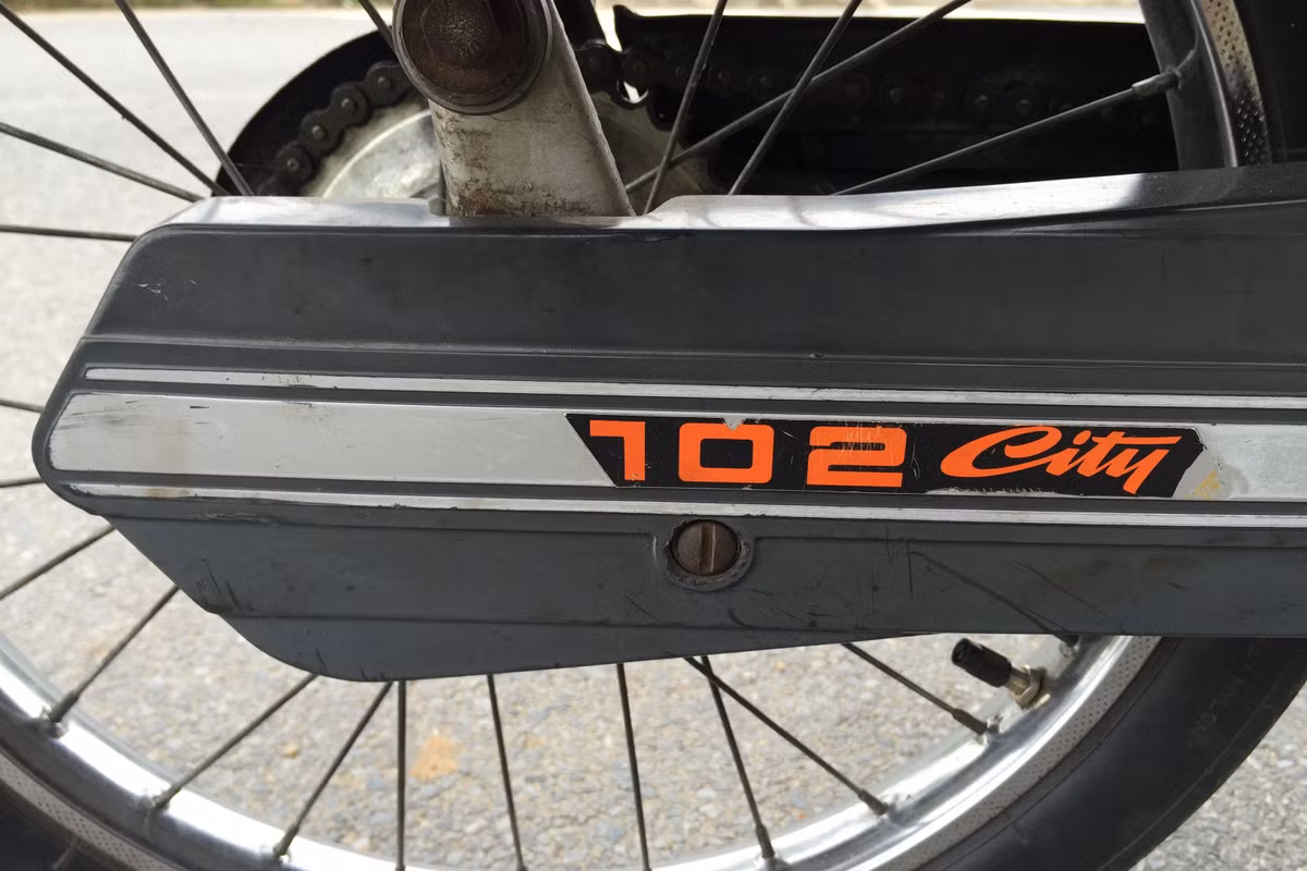 Những năm trở lại đây, thú chơi xe máy cổ Peugeot đang dần trở lại Hà Nội. Không chỉ người từng sống trong những thập niên hoàng kim của chiếc Peugeot cổ muốn tìm lại điều hoài cổ, mà ngay những người trẻ cũng đang bị những chiếc xe gắn máy đáng tuổi bố mẹ mình làm cho mê mẩn.
