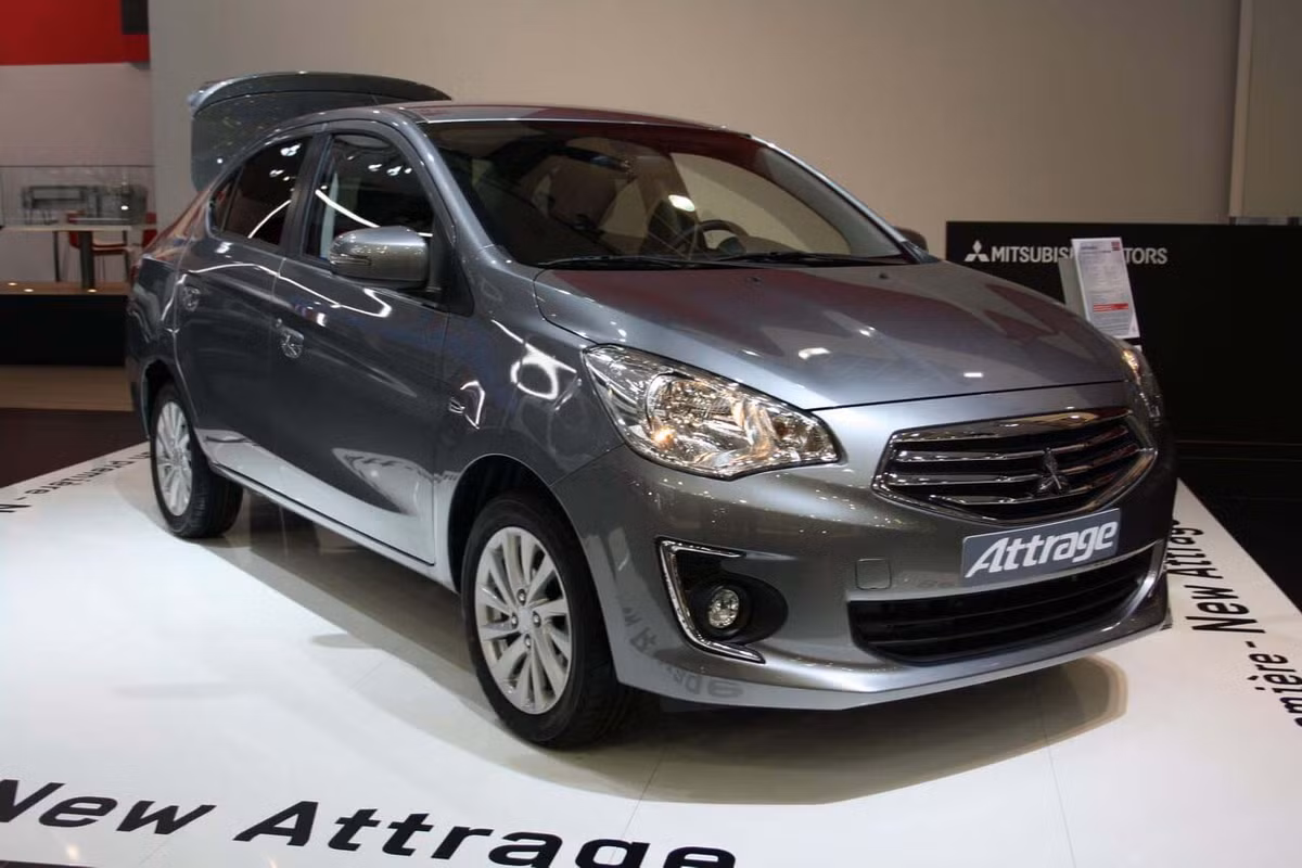 Mẫu xe Mitsubishi Attrage cũng được áp dụng giảm giá từ 60-70 triệu đồng cho cả 3 phiên bản. Cụ thể mức giá niêm yết của Attrage MT là 422 triệu đồng (giảm 70 triệu đồng), MT Eco là 402 triệu đồng (giảm 60 triệu đồng), CVT là 472 triệu đồng (giảm 70 triệu đồng)