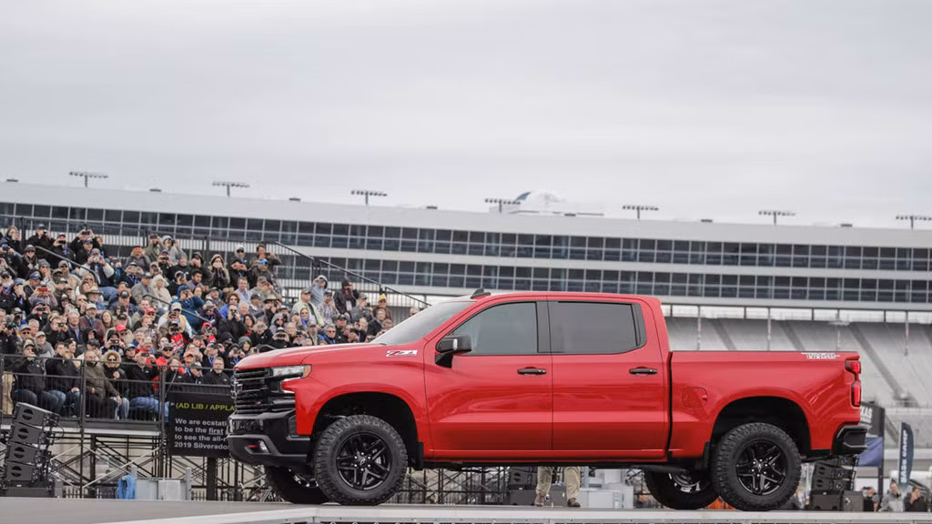 Được thể hiện dưới phân cấp Trail Boss, những hình ảnh tiết lộ của Silverado 2019 đã được cải tiến ở phía trước với hình dáng vuông vắn, góc cạnh hàm ý về khả năng off-road và leo trèo của nó.