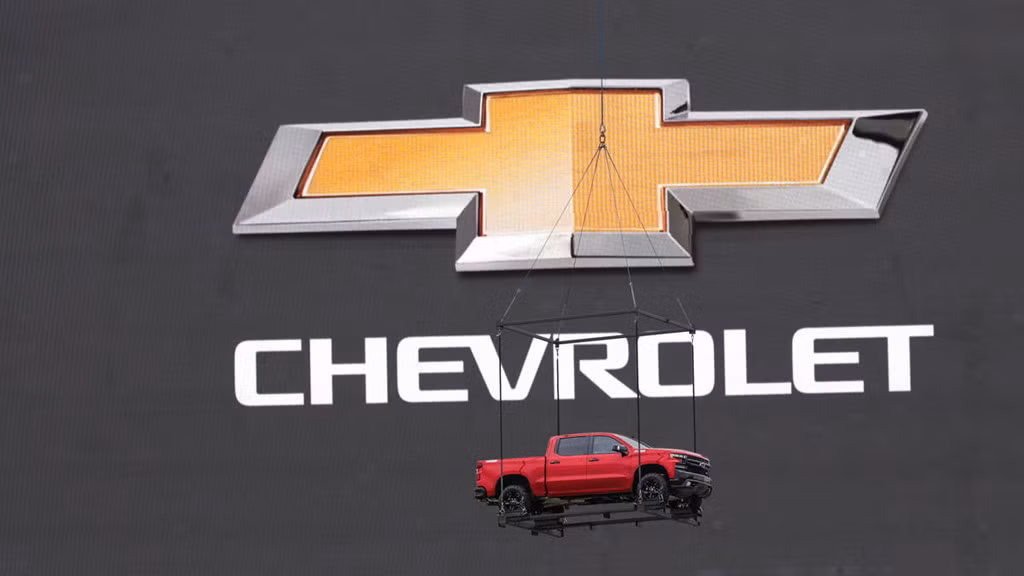 Màn xuất hiện khá ấn tượng của mẫu xe Chevrolet Silverado 2019 bằng trực thăng cẩu từ trên xuống tại Lễ kỷ niệm 100 năm chiếc bán tải Chevy đầu tiên được bán diễn ra tại Texas Mỹ thu hút ánh nhìn của hàng nghìn lượt người tham dự tại đây.