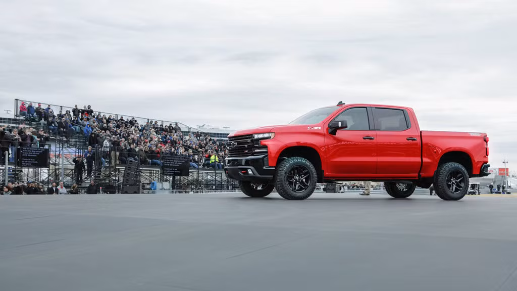 Bên cạnh đó, thiết kế vòm bánh xe của Silverado cũng được hãng xe ôtô Chevrolet thiết kế lại gọn gàng hơn với các phiên bản trước, dáng dấp, ngoại hình xe cũng mạnh mẽ và khỏe khoắn hơn rất nhiều.
