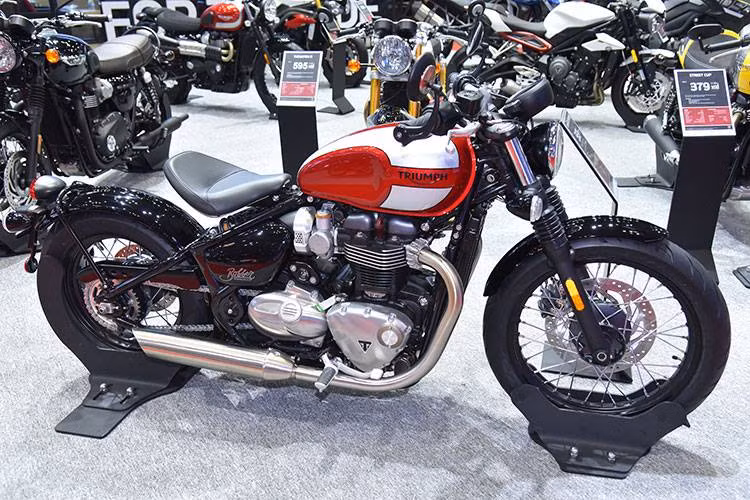 Cao cấp hơn là dòng xe môtô hoài cổ Triumph Bonneville Bobber có giá 569 triệu đồng. Tại Việt Nam, chiếc Bobber 2017 sở hữu tay lái cao dạng chopper và màu độc hàng hiếm. Xe sở hữu hệ thống bướm ga điện tử, hệ thống lái 2 chế độ, hệ thống điều khiển lực kéo và ly hợp chống trượt bánh khi dồn số gấp (slipper clutch)...