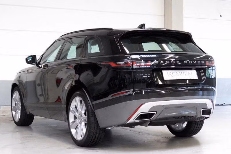 Tại thị trường Mỹ, Range Rover Velar được công bố giá bán là 49.900 USD. Hiện giá bán chính thức tại Việt Nam vẫn chưa được nhà nhập khẩu mẫu xe này công bố, nhưng chắc chắn nó sẽ không hề rẻ.