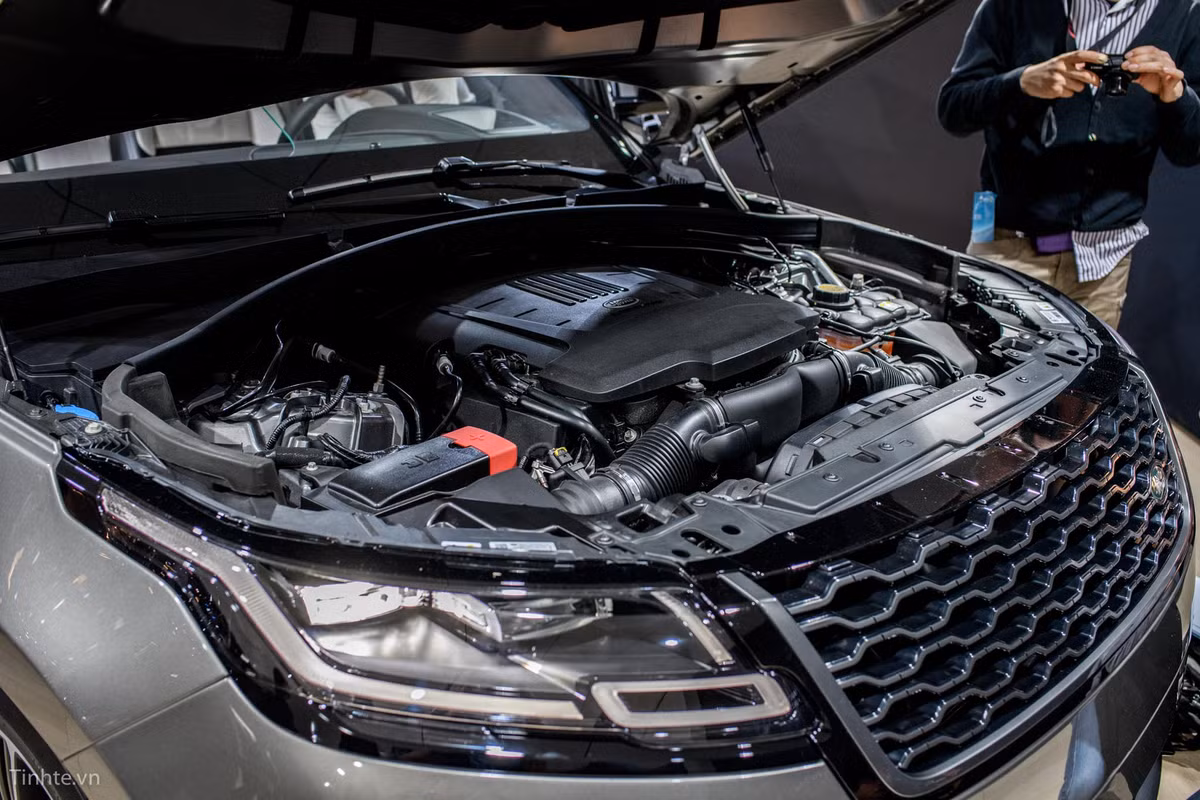 Land Rover cung cấp 3 tùy chọn động cơ cho Range Rover Velar. Máy xăng gồm loại 4 xy-lanh tăng áp 2.0L công suất 247 mã lực và V6 siêu nạp, dung tích 3.0L với công suất tối đa 380 mã lực. Động cơ diesel 2.0L thì tạo ra công suất tối đa 180 mã lực. Tất cả đều kết hợp với hộp số tự động 8 cấp và dẫn động 4 bánh. Xe vẫn có công nghệ kiểm soát địa hình Terrain Response quen thuộc.