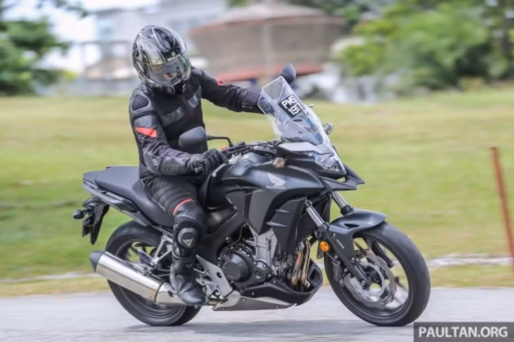 Honda CB500X là mẫu xe touring tầm trung phù hợp với vóc dáng của người châu Á, linh hoạt và đễ điều khiển. Mẫu xe này sở hữu khối động 2 xylanh thẳng hàng tương tự như phiên bản cũ, dung tích xylanh 471cc, xe được hãng Honda tập trung sức mạnh vào ga đầu, giúp xe tăng tốc vượt trội sẵn sàng vượt mọi địa hình.