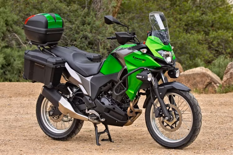 Là mẫu xe môtô Adventure giá rẻ, kể từ khi ra mắt lần đầu tại EICMA 2016, Versys-X300 đã khiến cho các fan của hãng xe máy Kawasaki hết sức háo hức. Thiết kế đẹp, đa dụng, nhiều tính năng giúp cho chiếc xe "phượt" cỡ nhỏ này trở thành đối thủ nặng kí trong phân khúc.