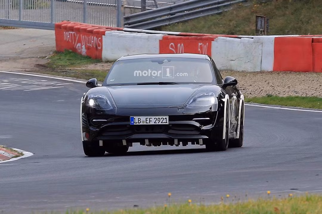 Porsche Mission E bản thử nghiệm thương mại đã được ghi hình tại trường đua Nürburgring với thiết kế tương tự mẫu xe concept đã ra mắt. Chiếc xe này được sơn màu đen bóng với phong cách coupe 4 cửa như Porsche Panamera, đèn pha mang vẻ truyền thống của Porsche, xe thử nghiệm được trang bị một số cảm biến hình tam giác phía dưới gầm xe nhằm phản hồi, cung cấp những thông tin cho các kỹ sư của Porsche.