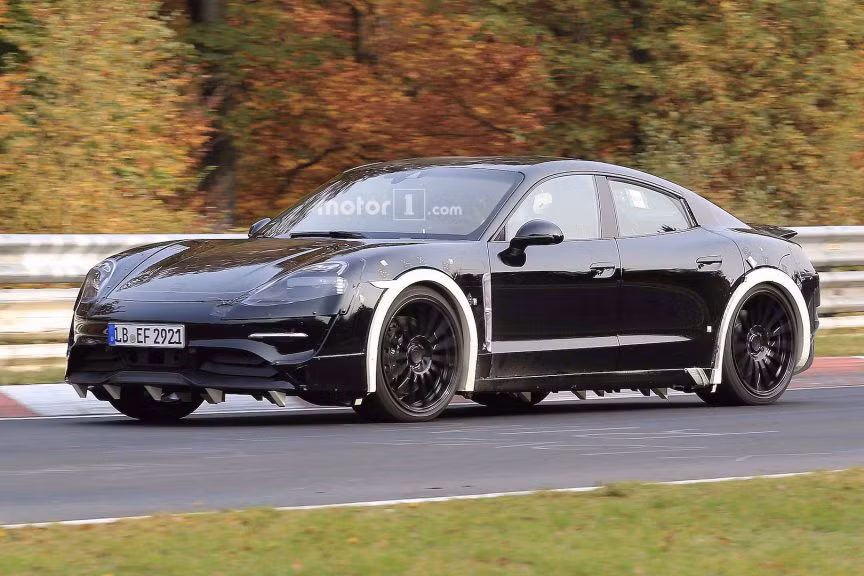 Đến nay, Porsche đã có những nỗ lực quan trọng nhằm hiện thực hóa tham vọng tấn công thị trường xe ô tô thể thao chạy bằng điện và cạnh tranh với Tesla của hãng xe nước Đức bằng việc đưa chiếc Porsche Mission E Concept lên dây chuyền sản xuất thương mại.