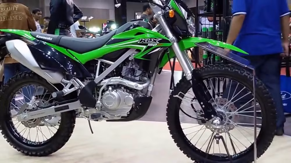 Mẫu "cào cào" 250 cc, được biết Kawasaki KLX250 là mẫu xe nổi tiếng nhất với thiết kế đẹp, động cơ mạnh mẽ và nhiều trang bị độ công suất cho xe.