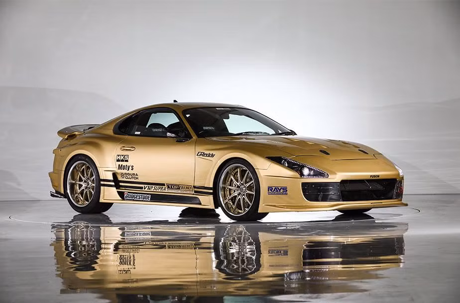 Công ty hiệu chỉnh Top Secret, Nhật Bản đã biến chiếc Toyota Supra thế hệ ZA80 (1993-2002) càng trở nên hút hơn với bản độ màu sơn vàng đồng bắt mắt. Được biết, thông thường chỉ những chiếc xe được hiệu chỉnh tốt nhất mới được nhà độ xe sơn màu này.
