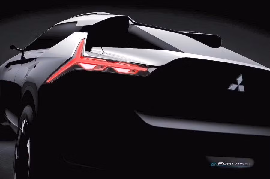 Chưa hết, Mitsubishi e-Evolution Concept còn có thể đánh giá được ý định của người lái, đồng thời huấn luyện kỹ năng lái xe cho tài xế thông qua những câu thoại bằng giọng nói và hiển thị ở màn hình cỡ lớn trên bảng táp-lô.