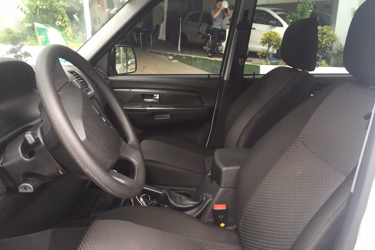 Không gian cabin của UAZ Pick-up tương đối rộng, đặc biệt khi ngồi ở cả ghế trước và ghế sau khoảng trống trần xe khá cao cho cảm giác thoải mái. Các hàng ghế sử dụng chất liệu nỉ và hoàn toàn chỉnh tay.