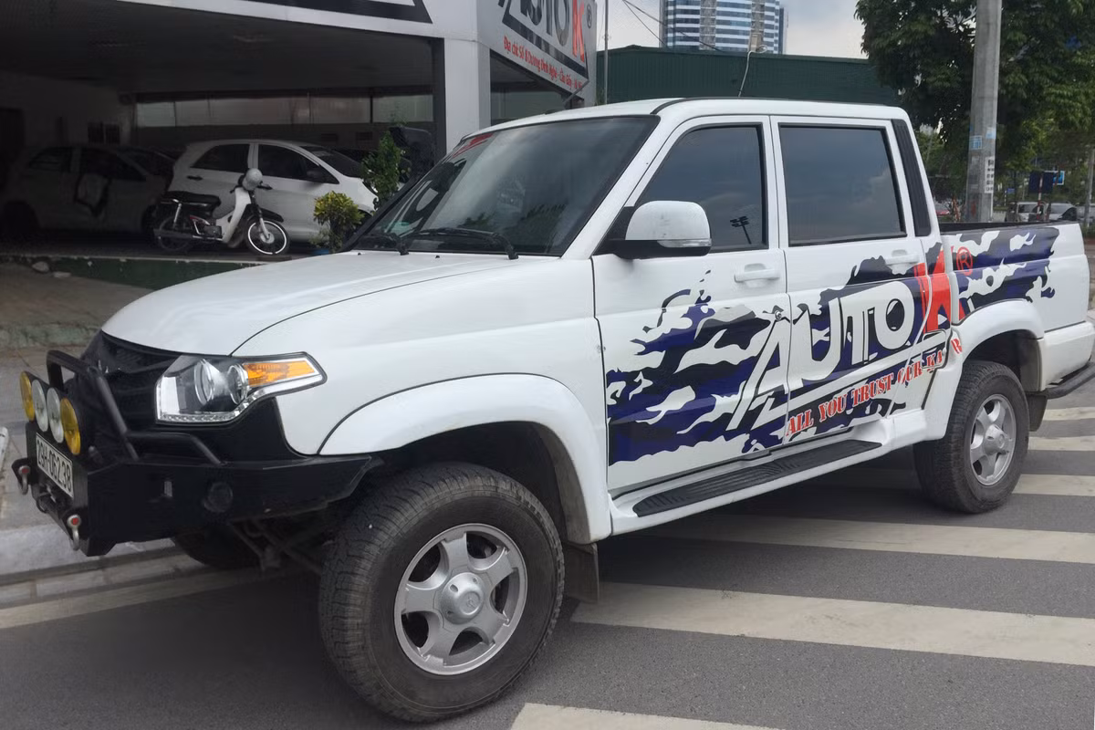 Mới đây, một chiếc UAZ Patriot Pick-up được người chơi xe ô tô bán tải ở Hà Nội đã bất ngờ độ thêm bộ bodykit thể thao hầm hố, mang đậm phong cách off-road mạnh mẽ dành cho chiếc xe bán tải giá rẻ này.