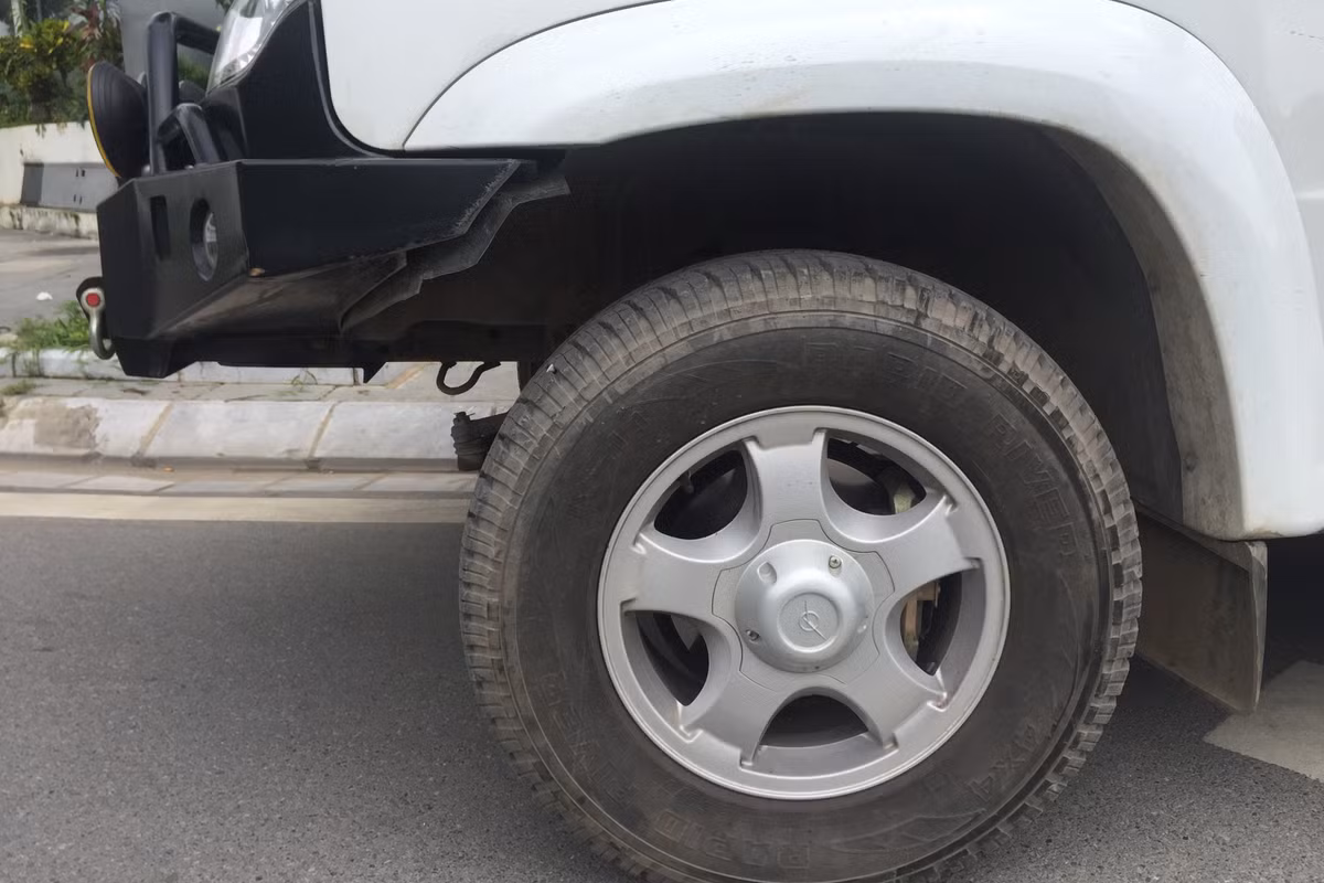 Chiếc xe bán tải Nga này vẫn sử dụng bộ la-zăng nguyên bản của nhà sản xuất với kích thước 16 inch thiết kế bằng hợp kim 5 chấu. Hệ thống phanh đĩa trang bị cho bánh trước trong khi bánh sau sử dụng phanh tang trống.
