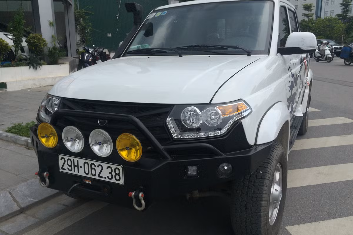 Phần đầu của xe được người chơi bổ sung thêm dàn đèn chiếu sáng mới, nhằm tăng thêm khả năng phượt đêm, cản trước của chiếc xe cũng được trang bị thêm các rơ móc nhằm kéo hoặc tời xe khi vượt dốc hoặc bùn...