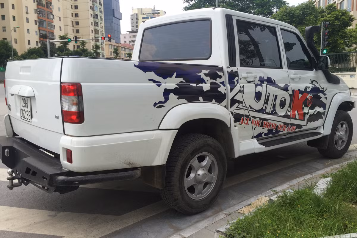 Về khả năng vận hành, chiếc UAZ Pick-up độ vẫn sử dụng động cơ diesel ZMZ-51432 dung tích 2,2 lít, công suất 113 mã lực tại vòng tua máy 3.500 vòng/phút, mô-men xoắn cực đại 270 Nm từ 1.800 đến 2.800 vòng/phút.