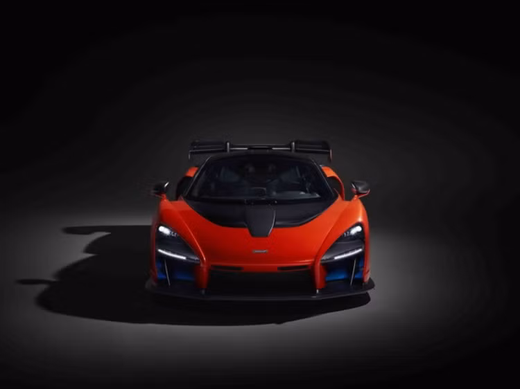 Cửa sổ được chia thành 2 phần giống McLaren F1 với tùy chọn sử dụng tấm kính trong suốt hoặc thay thế bằng vỏ carbon kín. Kính được sử dụng trên McLaren Senna cũng chính là loại kính được áp dụng trên điện thoại smartphone ngày nay nhằm giảm thêm trọng lượng và tăng độ cứng.