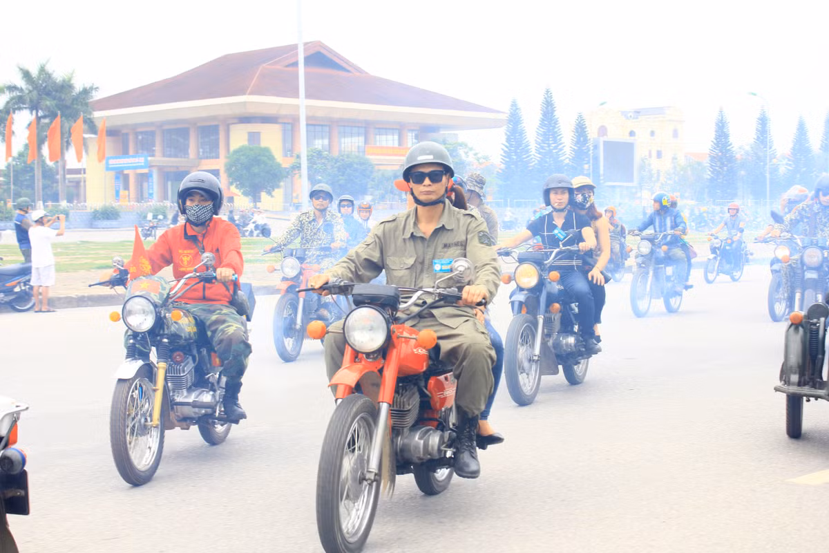 Họ yêu cái tính tình đỏng đảnh của chiếc xe nên việc phải dắt bộ vài cây số cũng chỉ là gia vị để tình yêu thêm mặn nồng mà thôi.