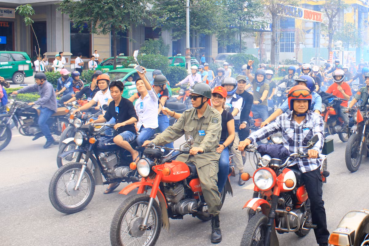 Với tiếng nổ to bạch bạch cùng với đó là làn khói mù mịt như "bếp than tổ ong" không lẫn lộn với dòng xe khác chính là đặc điểm dễ nhận biết dòng xe máy đình đám một thời này.