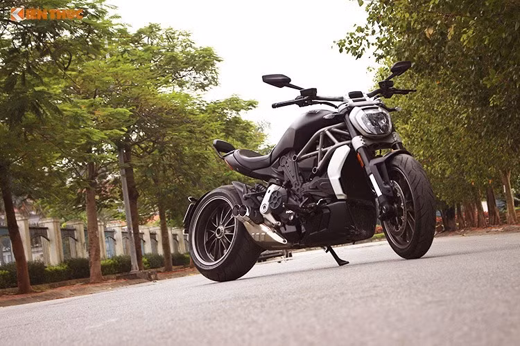 Ducati XDiavel là thế hệ hoàn toàn mới của dòng Diavel và đã được khách tham quan tại triển lãm EICMA 2015 bình chọn là mẫu mô tô đẹp nhất. Thiết kế của XDiavel thể hiện tham vọng đưa chất thể thao mạnh mẽ của Ducati vào thế giới những chiếc xe power cruiser thuần chủng.
