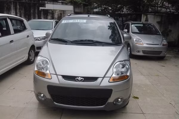 Cuối cùng là mẫu xe giá rẻ "thần thánh" Daewoo Matiz 2010. Đây là một mẫu xe khá quen thuộc với người tiêu dùng Việt trong nhiều năm qua. Hiện giá bán của xe dao động vào khoảng từ 80 đến 160 triệu đồng. Tùy vào từng phiên bản trong nước hay nhập khẩu, giá bán có thể thay đổi.