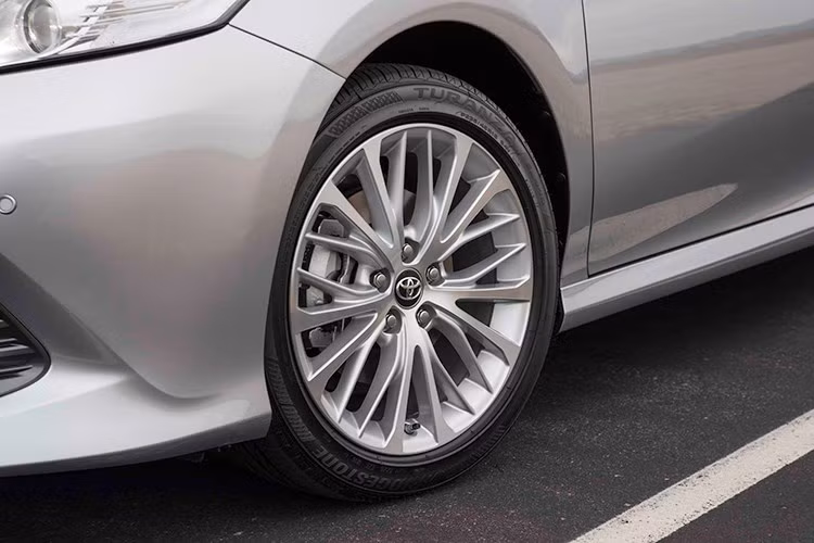Tại thị trường Trung Quốc, Toyota Camry 2018 được đồn là có 3 tùy chọn hệ dẫn động khác nhau, bao gồm 2 động cơ xăng có dung tích 2.0 lít và 2,5 lít, đi kèm hộp số tự động 8 cấp mới.