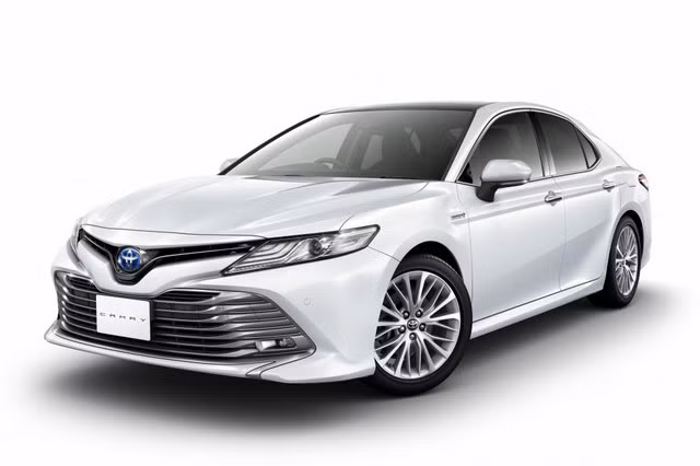 Còn tại Mỹ, giá của Toyota Camry 2018 khởi điểm với 23.495 USD (khoảng 540 triệu đồng) cho mẫu L cơ bản. Mẫu động cơ V6 có giá khởi điểm 34.400 USD (khoảng 791 triệu đồng) còn Hybrid là 27.800 USD (khoảng 639 triệu đồng).