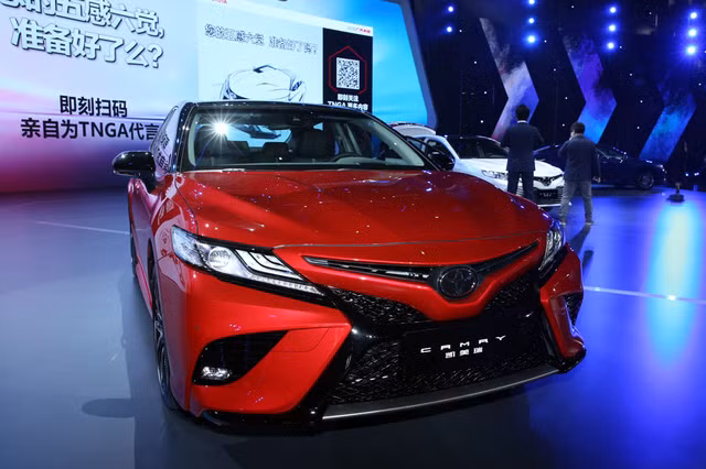 Trên đầu xe Toyota Camry 2018 phiên bản thể thao được thiết kế theo ngôn ngữ "Keen Look" với trang bị lưới tản nhiệt được thiết kế dang chữ X mang đến vẻ ngoài hầm hố và thể thao hơn cho mẫu sedan cỡ trung. Hai bên là cụm đèn pha được tái thiết kế. Bên dưới xuất hiện hốc đèn sương mù khá lớn nằm trên cản va trước