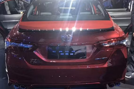 Đồng thời, Toyota Camry 2018 tại Trung Quốc sẽ không còn chi tiết màu vàng ở cuối đèn pha như xe ở Mỹ. Cụm đèn hậu cũng được thiết kế lại không được kéo dài xuốn cản va như Camry ở Mỹ mà giống với xe ở Nhật Bản.