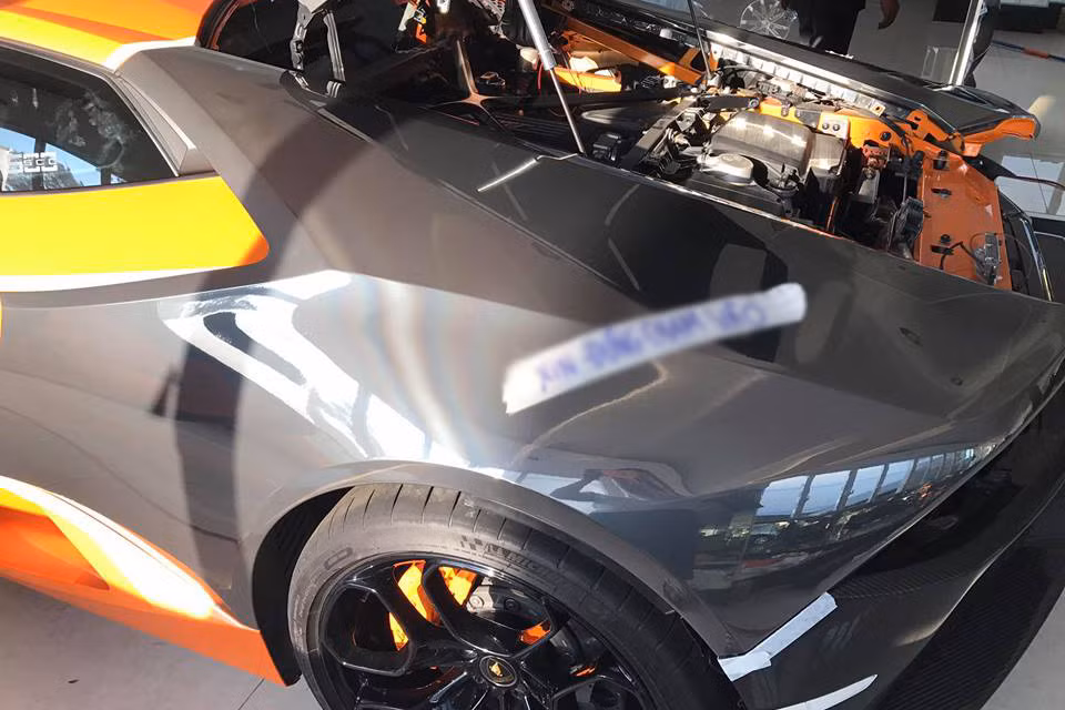 Lamborghini Huracan vẫn duy trì động cơ V10, dung tích 5,2 lít từ Gallardo nhưng công suất cải tiến 602 mã lực tại 8.250 vòng/phút, mô-men xoắn cực đại 560 Nm tại 6.500 vòng/phút. Với hộp số ly hợp kép 7 cấp, hệ dẫn động 4 bánh, siêu xe có thể tăng tốc từ 0-100 km/h trong 3,2 giây và tốc độ tối đa đạt 325 km/h.