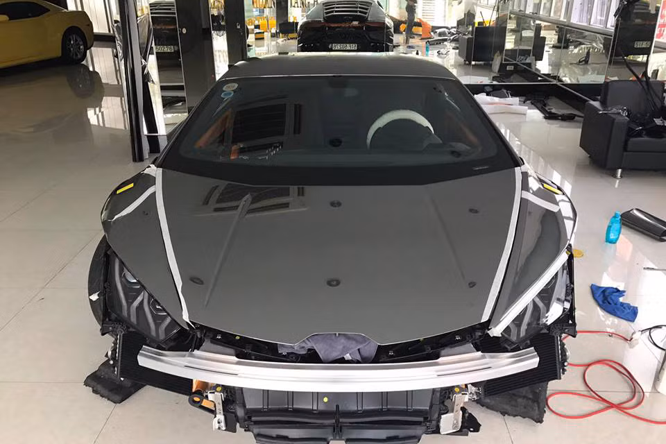 Sau gói độ boydykit hầm hố đến từ thương hiệu nổi tiếng trên thế giới là hãng Vorsteiner, mới đây "siêu bò" Siêu xe Lamborghini Huracan LP610-4 tiếp tục được chủ nhân làm mới ở diện mạo bên ngoài khi khoác lên mình tấm áo màu crôm ấn tượng.