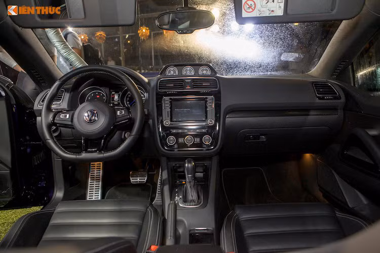 Volkswagen Scirocco được chia sẻ khung gầm PQ35 với thế hệ thứ 5 của Golf. Nội thất với những nâng cấp như bảng đồng hồ cũng được mượn từ Golf Gti. Có lẽ những nâng cấp không quá mới mẻ và việc giữ lại khung gầm quá cũ là lí do Scirocco không còn được ưa chuộng như ngày mới ra đời khiến doanh số bán hàng của mẫu xe này liên tục giảm sút trong khoảng 10 năm trở lại đây.