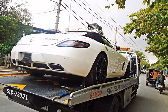 Tại Mỹ, siêu xe này có giá cơ bản 276.800 USD. Mức giá cho phiên bản mui trần tại Việt Nam không được tiết lộ, tuy nhiên phiên bản coupe mới được niêm yết giá 11,8 tỷ đồng.