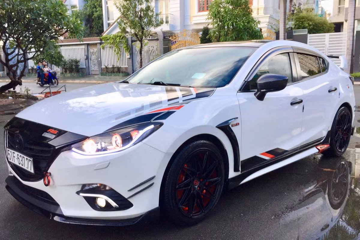 Chưa dừng lại ở đó, động cơ của Mazda3 còn được gắn thêm một thanh giằng có tác dụng giúp xe không bị rung lắc khi vào cua, đồng thời giúp xe vận hành một cách mạnh mẽ và linh hoạt hơn.