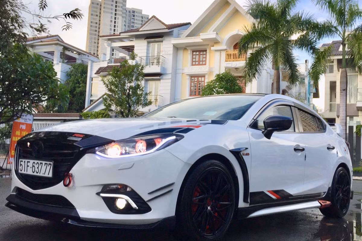 Một tay chơi sở hữu chiếc xe sedan Mazda3 tại Sài Gòn vừa chi hơn trăm triệu đồng để lên đời “chiến mã” với gói độ bodykit không đụng hàng.