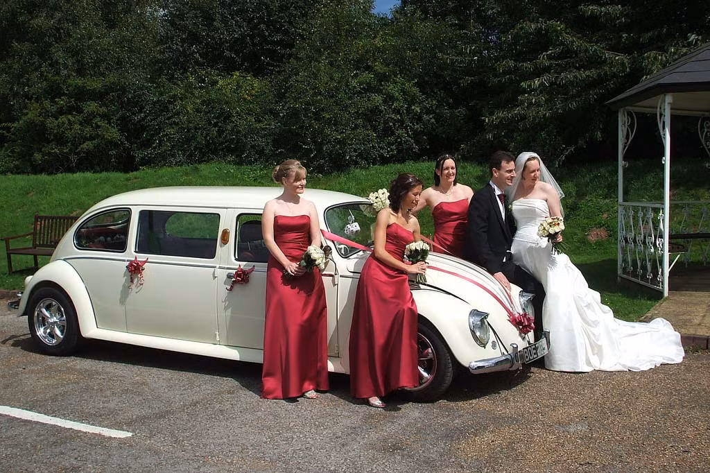 Chiếc xe độ Volkswagen Beetle limousine được kéo dài gấp đôi tuy nhiên vẫn giữ những đường cong mềm mại cùng các chi tiết ngoại thất cổ điển quen thuộc. Nước sơn màu trắng tôn nét bóng bẩy cho mẫu xe khiến không ít fan mê xe xuýt xoa, trầm trồ vì độ đáng yêu của nó.