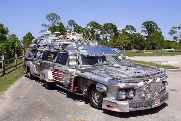 Chiếc Limousine “ngoài hành tinh” với tên gọi E.T. Mercedes-Benz 300D Limo được tạo thành từ thân hàn gắn của 2 chiếc Mercedes-Benz 300 TD wagon đời đầu những năm 1980 cùng bộ phận của hơn 40 chiếc xe khác, trong đó có 86 chiếc đèn và 36 gương. Đây là tác phẩm của Antti Rahko.