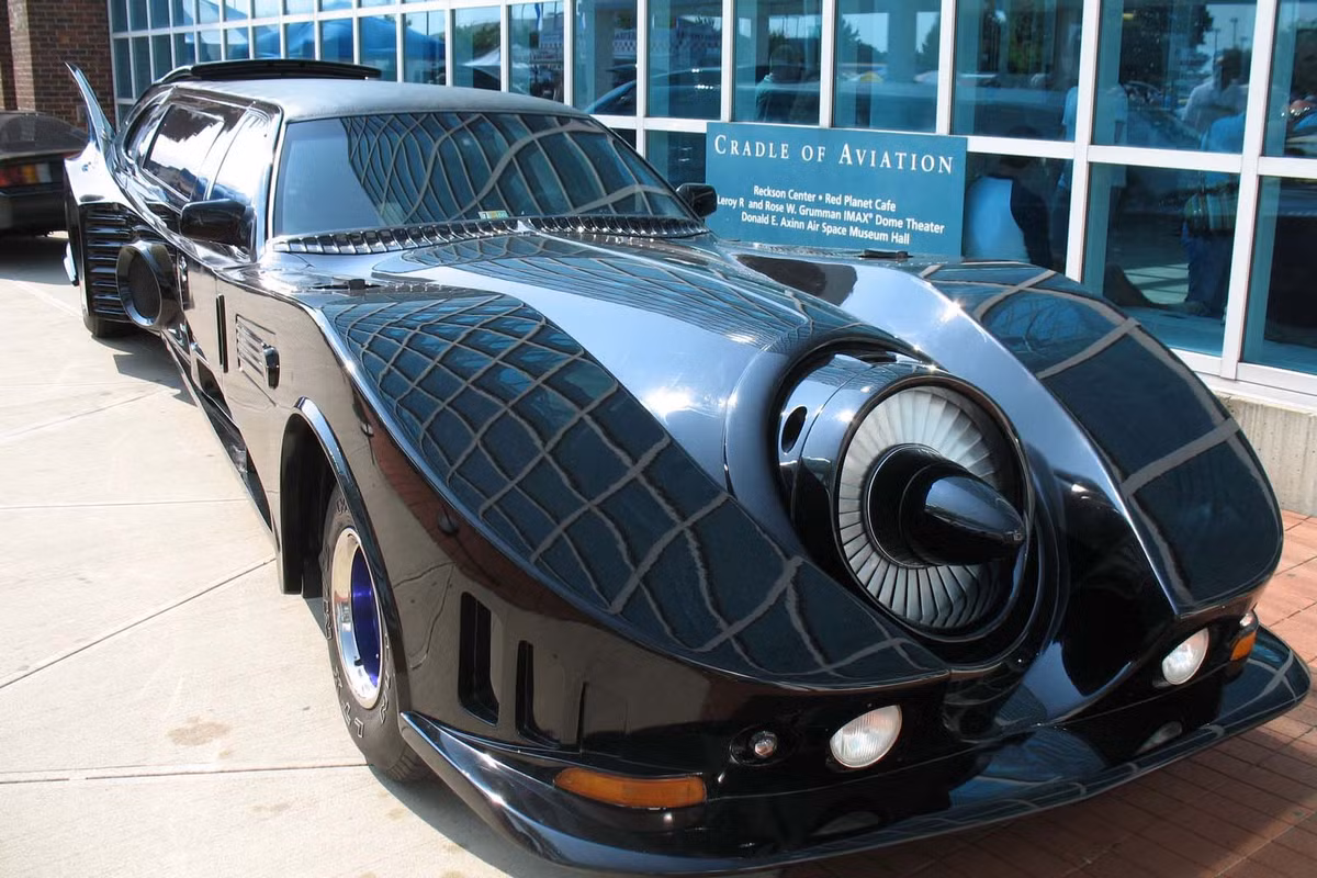 Siêu limousine độc đáo tiếp theo là chiếc Batmobile Limousine được lấy hình mẫu chiếc Batmobile trong phim Batman có đủ các tính năng hệt như trong phim như tên lửa tấn công cũng như tách bánh trước và sau.